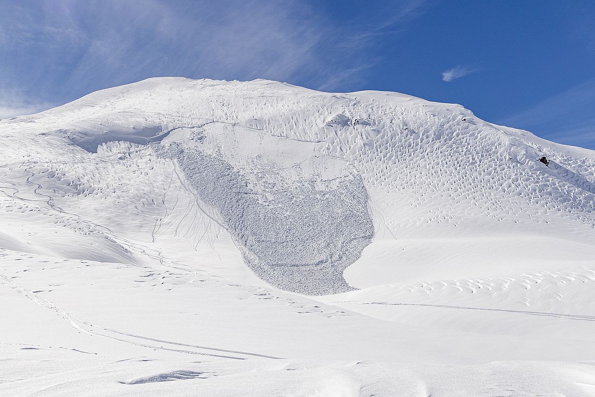 Am Vortag wurde in der Nordflanke ein Schneebrett ausgelöst