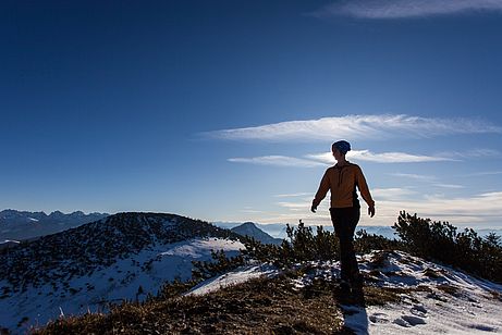 Kammwanderung mit Sonne, Kaisergebirge und Alpenhauptkamm im Rücken. Kammwanderung mit Sonne, Kaisergebirge und Alpenhauptkamm im Rücken.