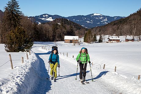 Kurz nach der Hohenburg schnallen wir die Ski an und schlappen in den Hirschbachgraben. Kurz nach der Hohenburg schnallen wir die Ski an und schlappen in den Hirschbachgraben.