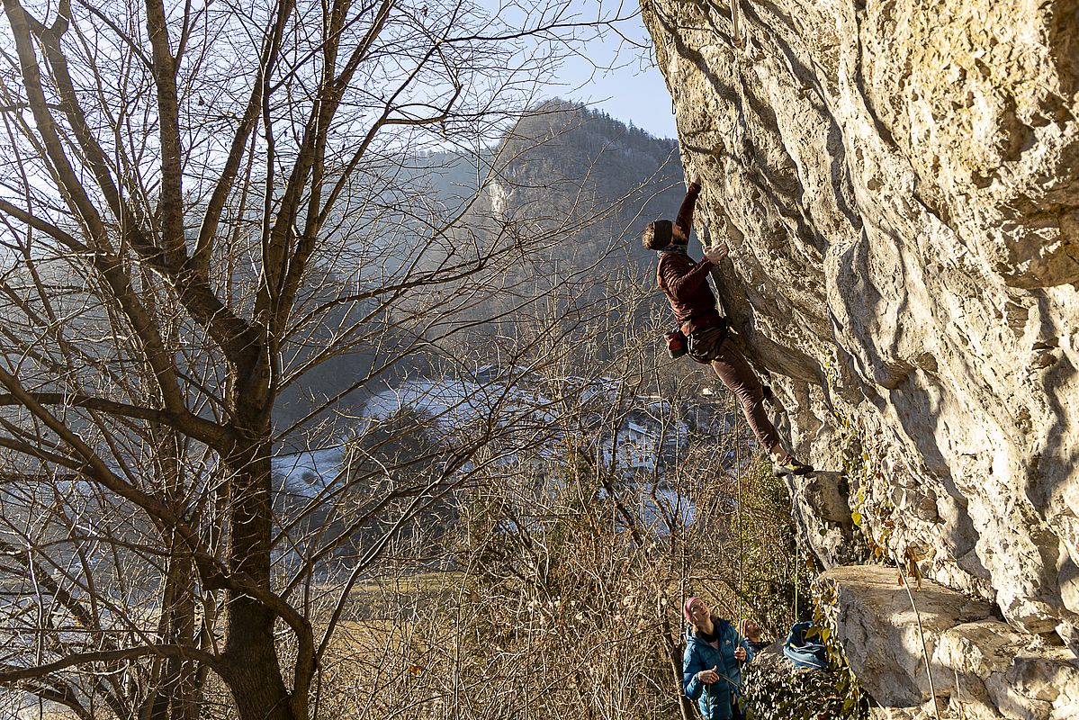 Vorne Sonne und Wärme, hinten Schatten und Schnee