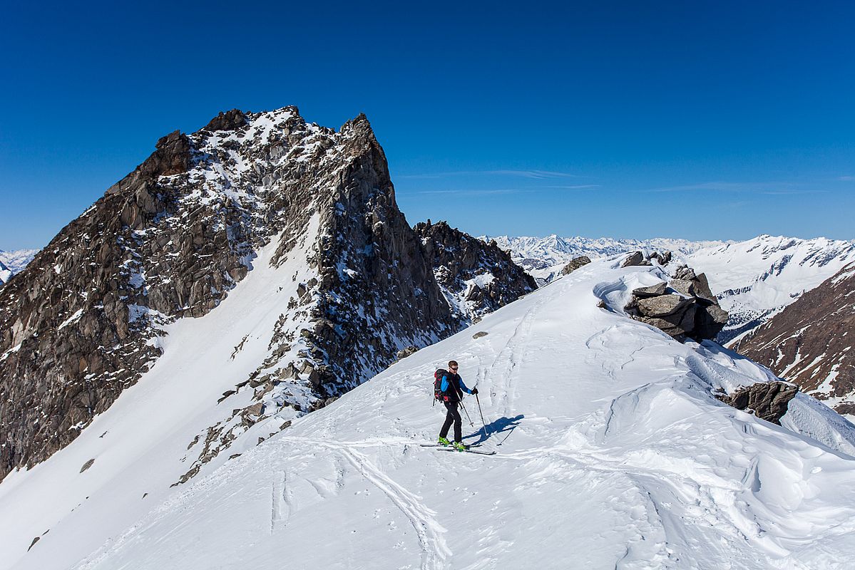 Am Gipfelgrat, direkt vor dem Skidepot - hinten der Westliche Hochwart. 
