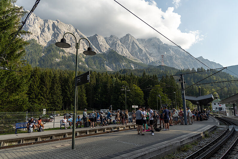 Der Andrang an der Bahn am Eibsee war so groß, dass ich erst mit dem zweiten Zug mitfahren konnte