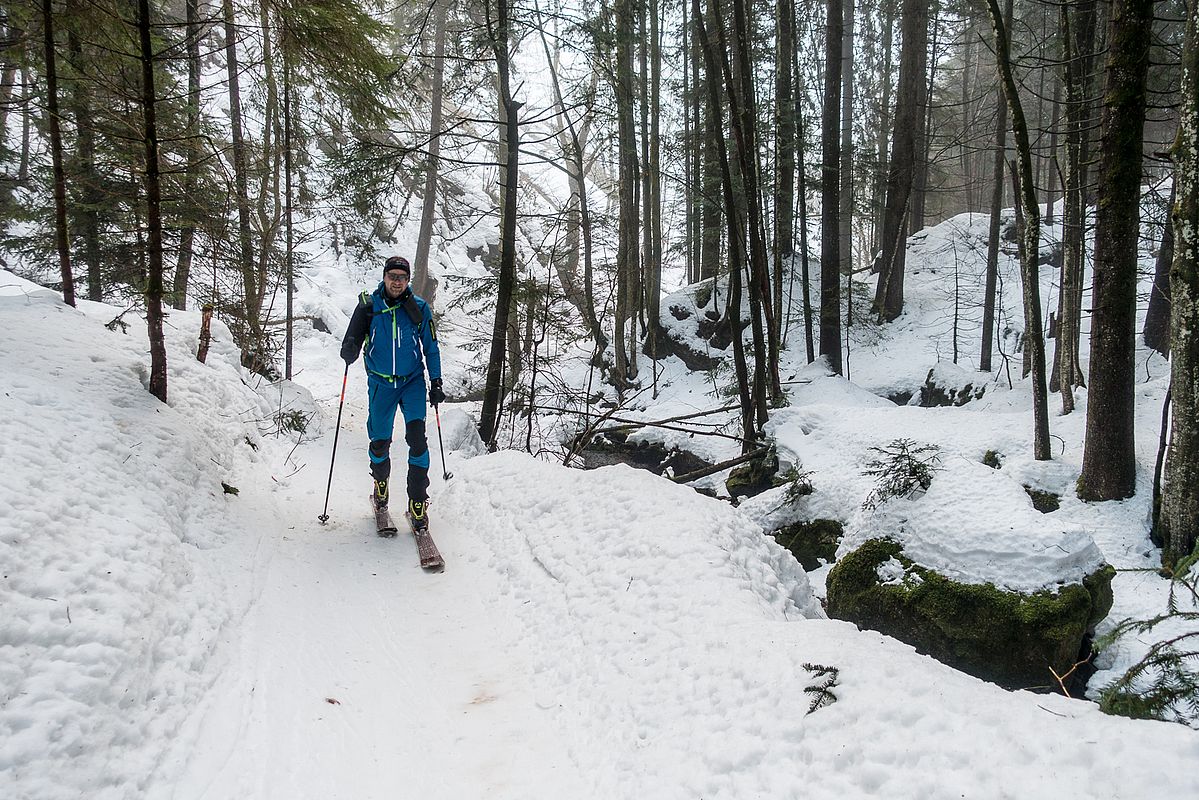 Unten am Bach kurz nach dem Parkplatz liegt ein halber Meter zusammengeregneter und von vielen Skifahrern komprimierter Schnee.
