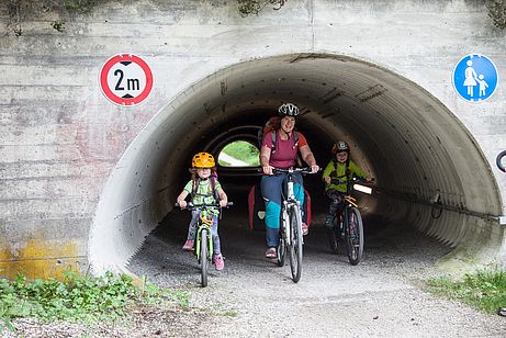 Kindergerechter Tunnel - ich musste hingegen den Kopf einziehen Kindergerechter Tunnel - ich musste hingegen den Kopf einziehen
