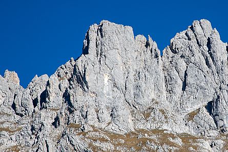 Die Regalpwand von Süden Die Regalpwand von Süden
