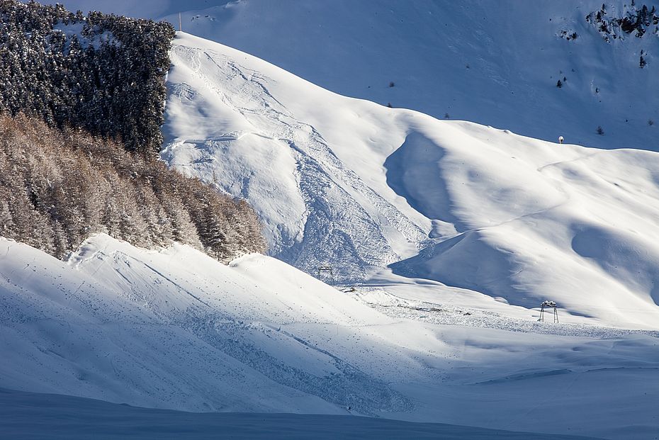Viele Schneebretter sind in der Nacht abgegangen, aber keines ist in die Nähe des Hotels gelangt. Viele Schneebretter sind in der Nacht abgegangen, aber keines ist in die Nähe des Hotels gelangt.