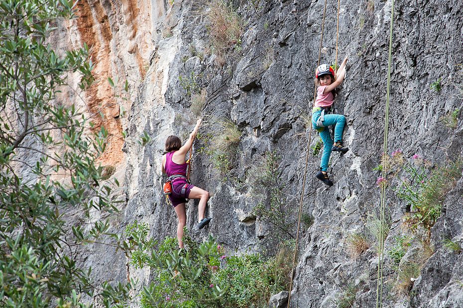 An der Wand "Telematica" gibt es viele leichtere Routen, die auch Einsteigern und Kinder gutes Terrain bieten.