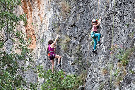 An der Wand "Telematica" gibt es viele leichtere Routen, die auch Einsteigern und Kinder gutes Terrain bieten. An der Wand "Telematica" gibt es viele leichtere Routen, die auch Einsteigern und Kinder gutes Terrain bieten.