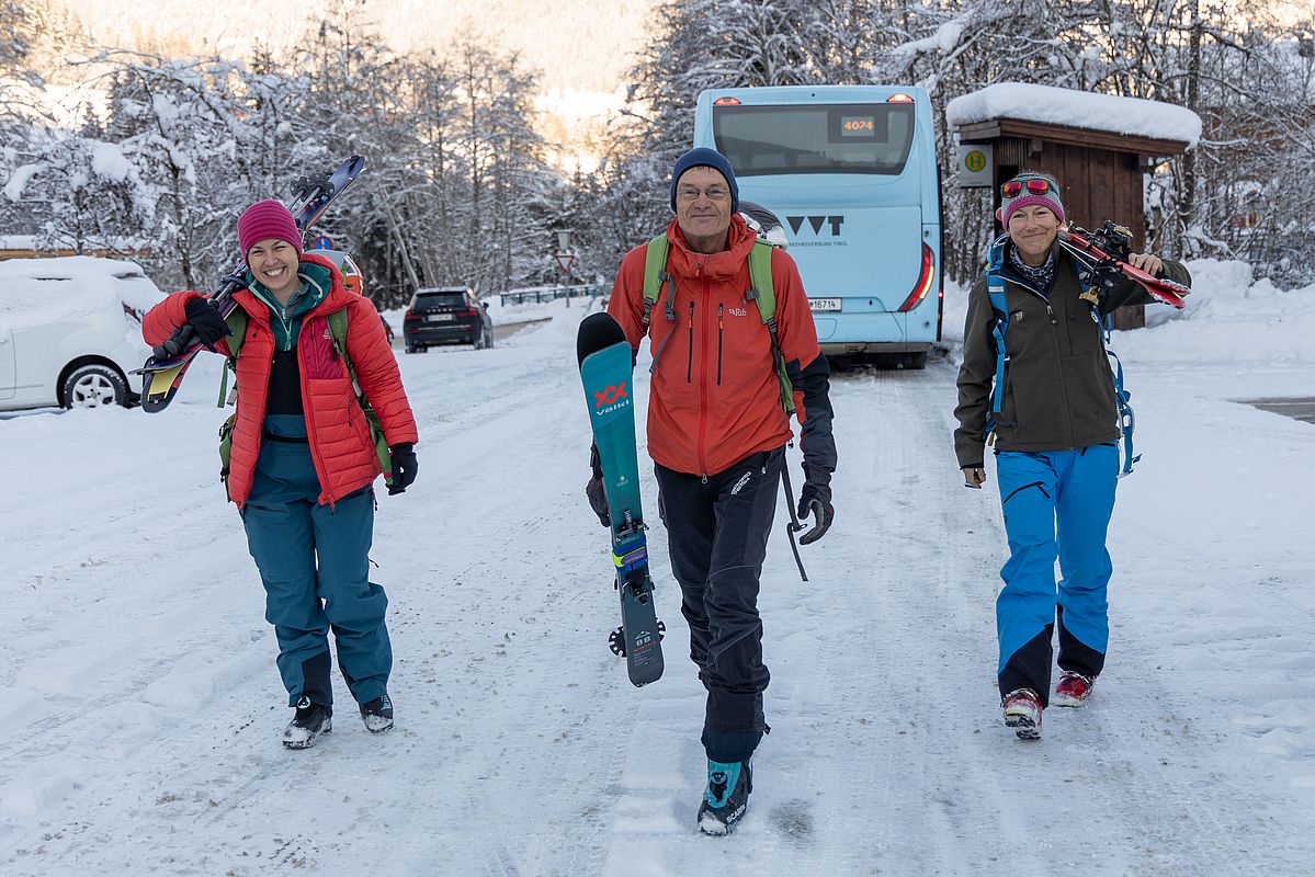 An der Bushaltestelle in Inneralpbach gehts los