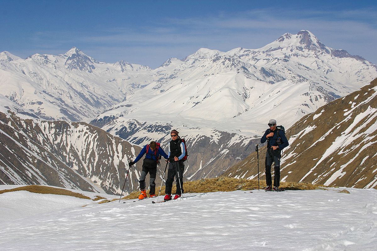 Pause bei der Abfahrt nach Kobi - im Hintergrund der Kazbeg 