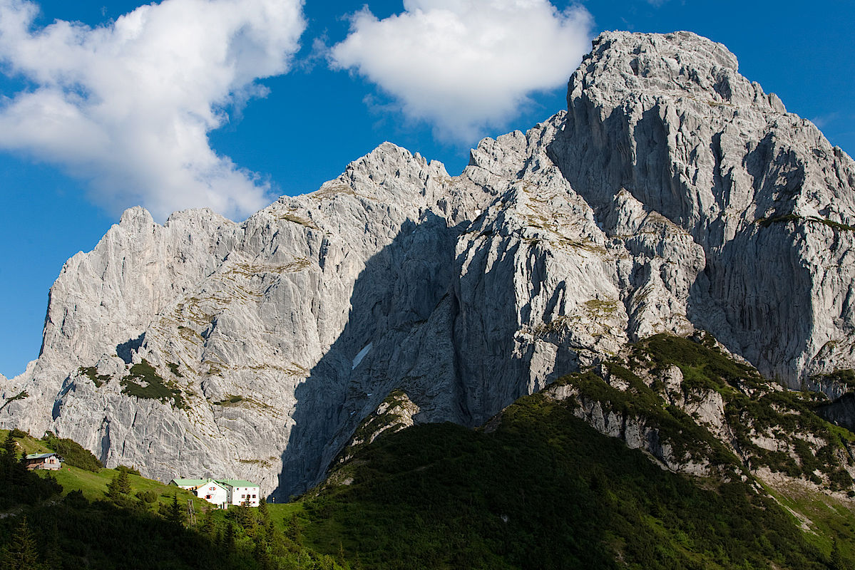 Das Stripsenjochhaus zu Füßen von Predigtstuhl, Fleischbank und Totenkirchl im Wilden Kaiser