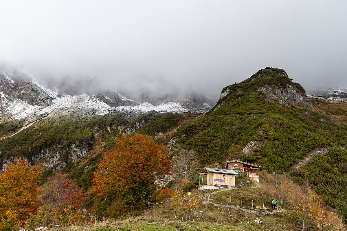 Einwinterungsarbeiten an der Ackerlhütte