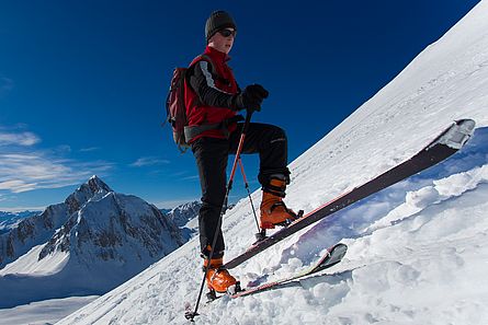 Steigfelle unter den Skiern ermöglichen das Aufsteigen auf Skitouren. Steigfelle unter den Skiern ermöglichen das Aufsteigen auf Skitouren.
