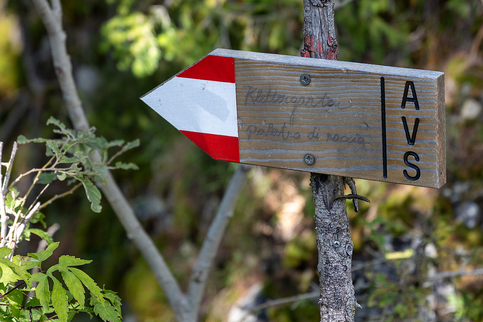 Wegweiser zu den Felsen unterhalb der Straße