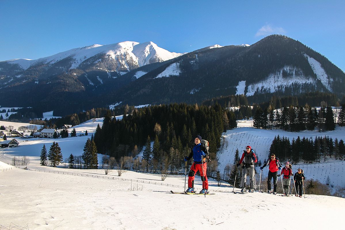 Über dem Talboden von Sankt Johann blickt man auf die Skiberge der Triebener Tauern 