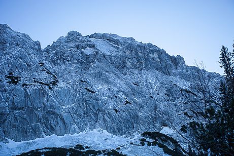 Die Scheffauer-Nordwand - in der Kerbe im linken Gratabschnitt endet der Widauersteig. Die Scheffauer-Nordwand - in der Kerbe im linken Gratabschnitt endet der Widauersteig.