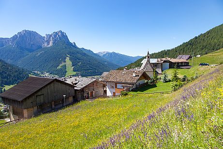 Dolomitenidylle im Dörfchen Monzon im Fassatal am Fuß der Rosengartengruppe