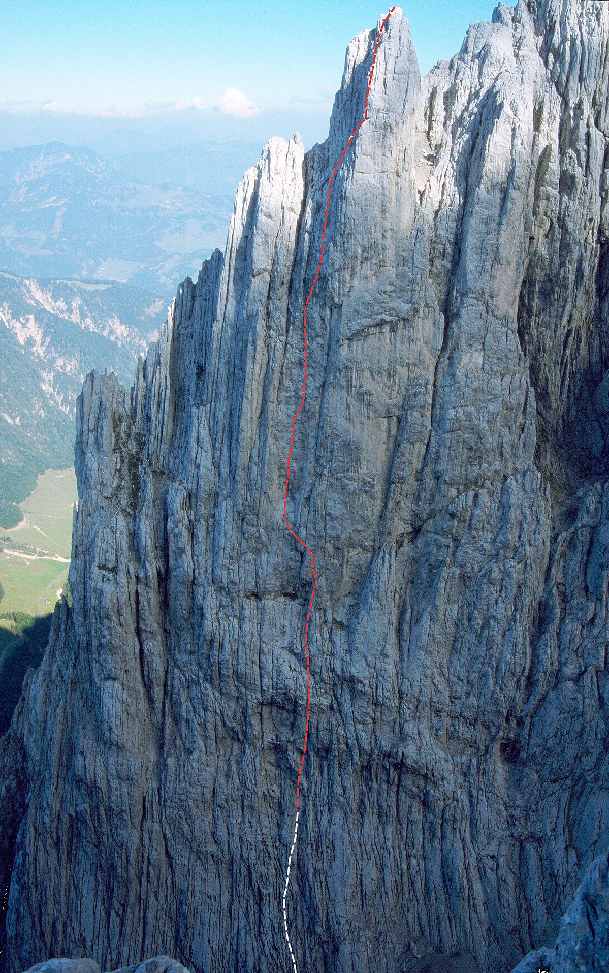Wandfoto Predigtstuhl Westwand mit Routenverlauf der Kletterroute "Gral"