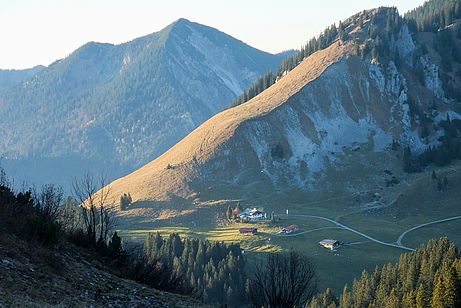 Blick vom Taubenstein nach Westen zur Schönfeldalm und Brecherspitze Blick vom Taubenstein nach Westen zur Schönfeldalm und Brecherspitze