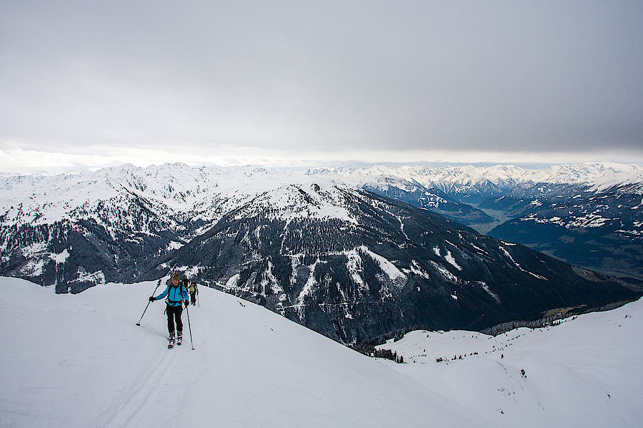 Tiefblick ins Zillertal vom Gipfelgrat 
