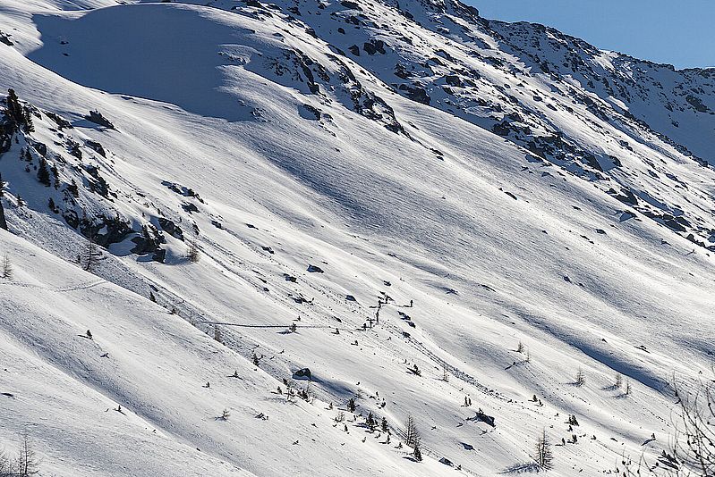 Eine Gruppe spurt in Richtung Kreuzspitze