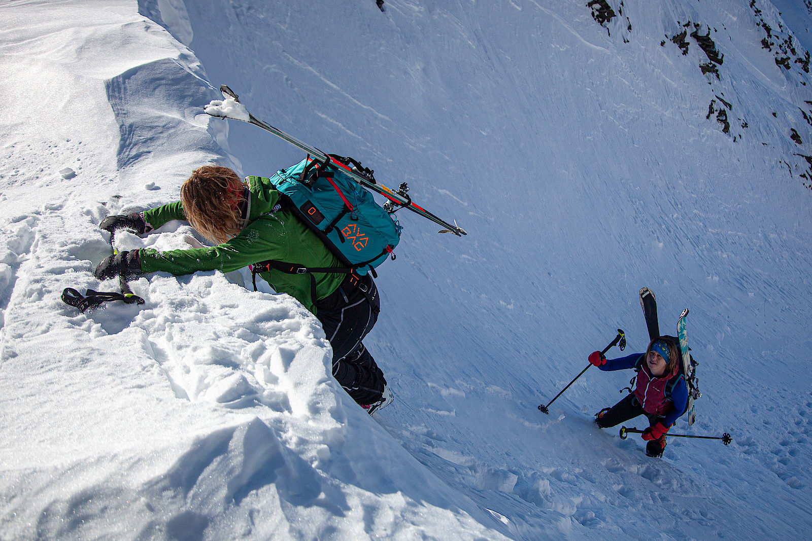 Bei alpin anspruchsvolleren Touren muss man auch mal ohne Ski stapfen, dann ist ein guter Beinabschluss wichtig, damit kein Schnee in die Schuhe fällt