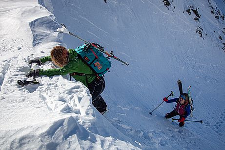 Bei alpin anspruchsvolleren Touren muss man auch mal ohne Ski stapfen, dann ist ein guter Beinabschluss wichtig, damit kein Schnee in die Schuhe fällt Bei alpin anspruchsvolleren Touren muss man auch mal ohne Ski stapfen, dann ist ein guter Beinabschluss wichtig, damit kein Schnee in die Schuhe fällt