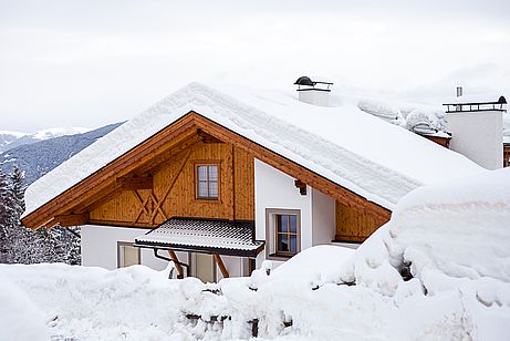 Viel Schnee oben auf den Sonnenhängen über Schalders. Viel Schnee oben auf den Sonnenhängen über Schalders.
