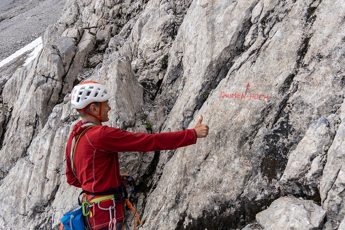 Am Einstieg der Route "Daumen hoch"