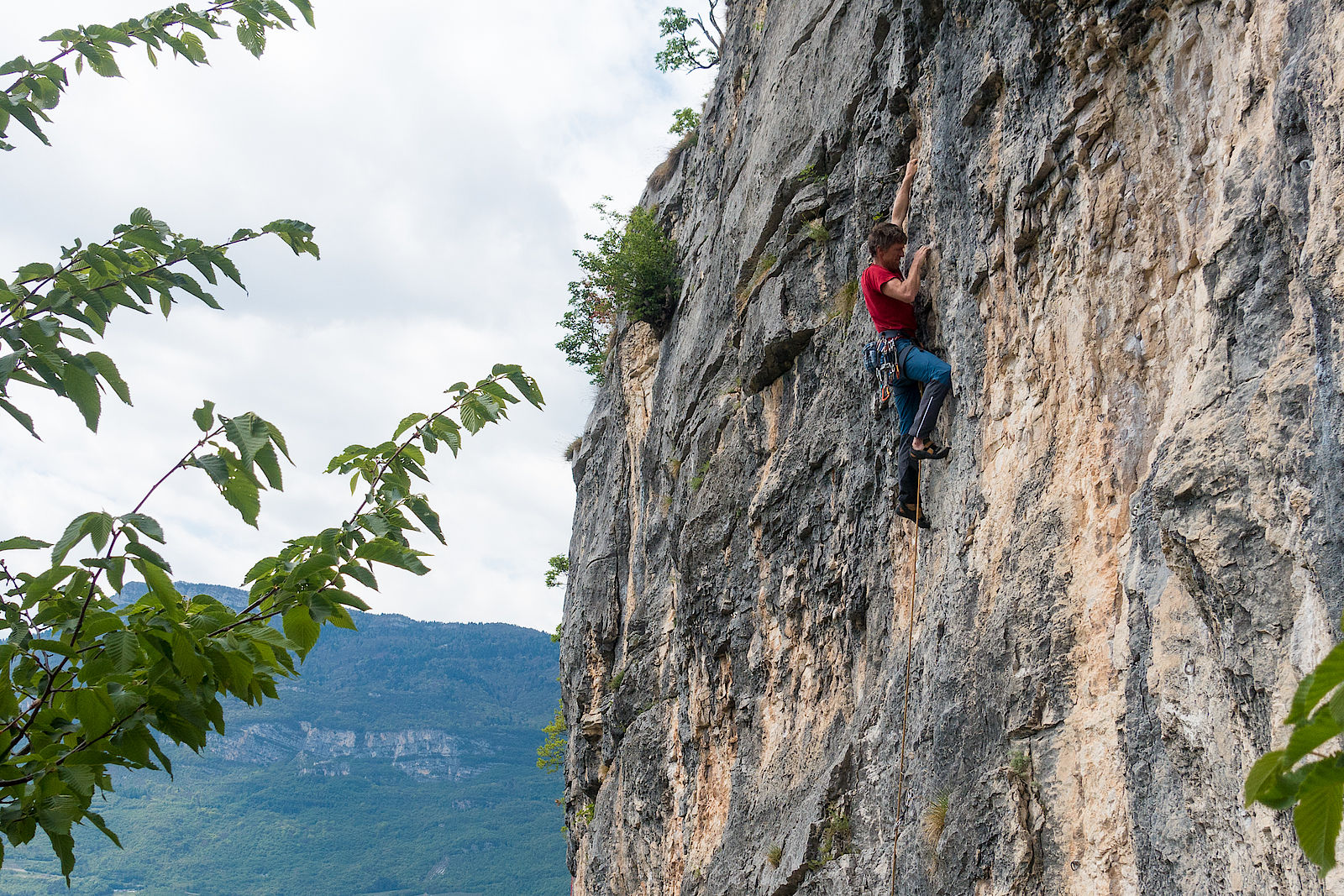 Senkrechte Wandkletterei in "30 Metri" (6a).