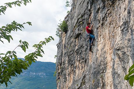 Senkrechte Wandkletterei in "30 Metri" (6a). Senkrechte Wandkletterei in "30 Metri" (6a).