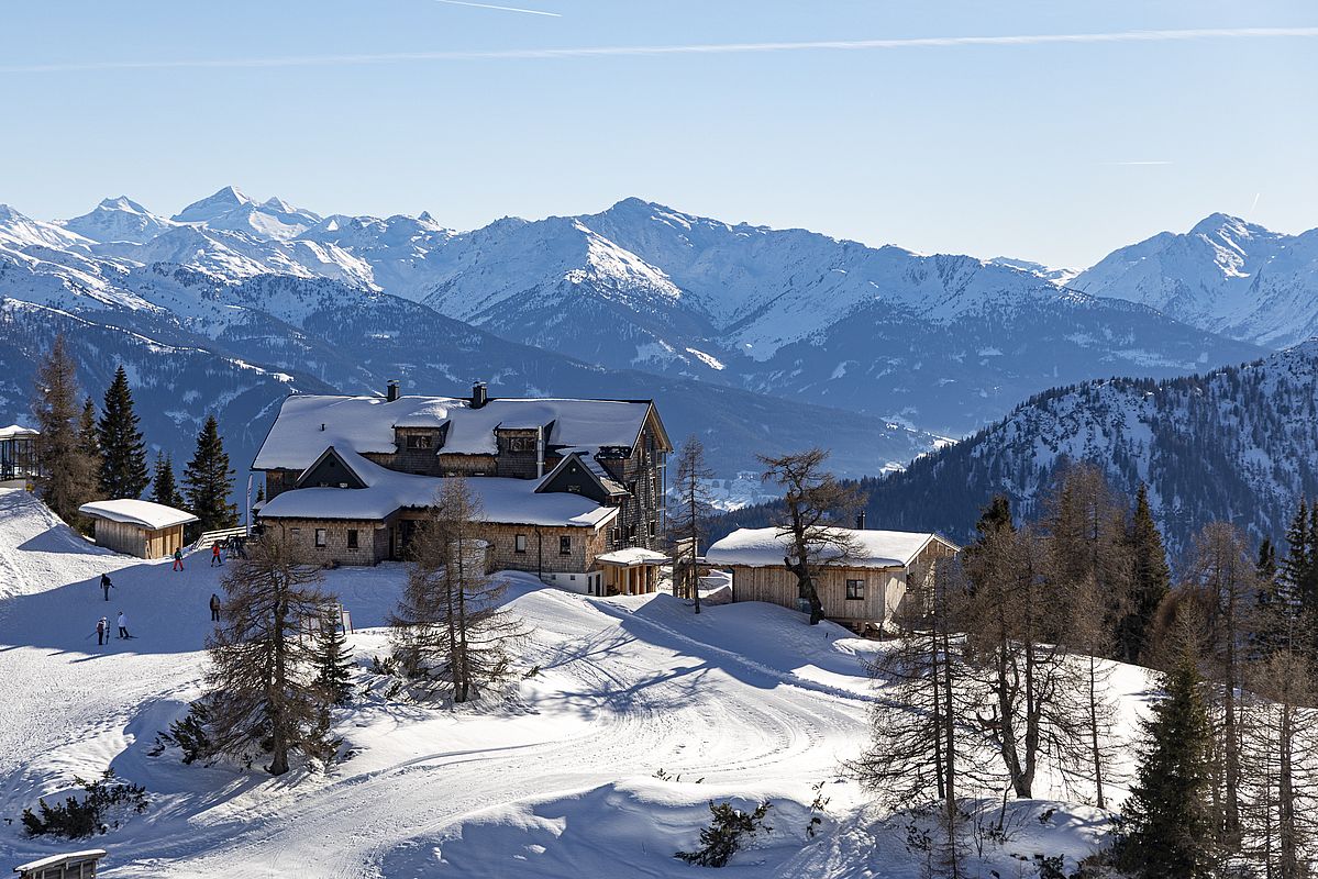 Blick über die Erfurter Hütte in die Tuxer Alpen