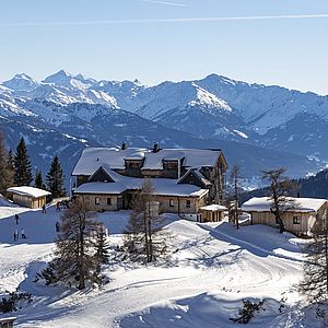 Blick über die Erfurter Hütte in die Tuxer Alpen