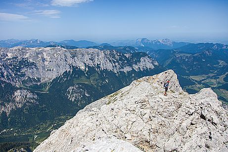 Tiefblick vom Gipfelanstieg des Hochkalter auf das Berchtesgadener Land. Tiefblick vom Gipfelanstieg des Hochkalter auf das Berchtesgadener Land.