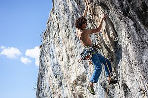 Stefan klettert eine steile Sinterroute im Sektor B