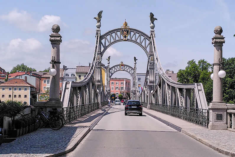 In Laufen gehts über die Salzach nach Österreich