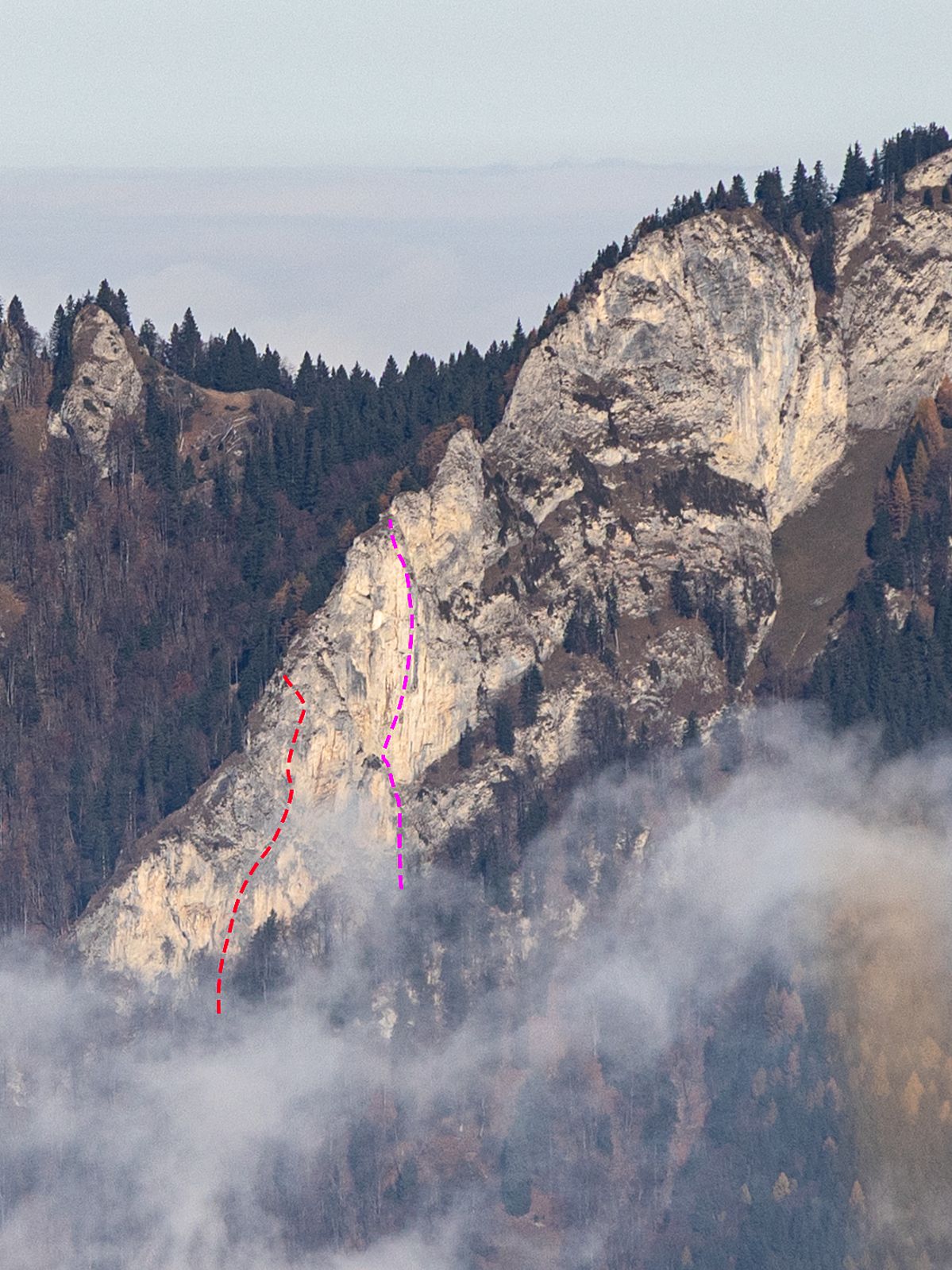 Die Höllwand von SW mit dem ungefähren Routenverlauf vom "Letzten Abenteuer" (rot) und "Highway to hell" (violett) 