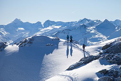 Mit Ski geht es dann am Grat zum höchsten Punkt des Kröndlbergs Mit Ski geht es dann am Grat zum höchsten Punkt des Kröndlbergs