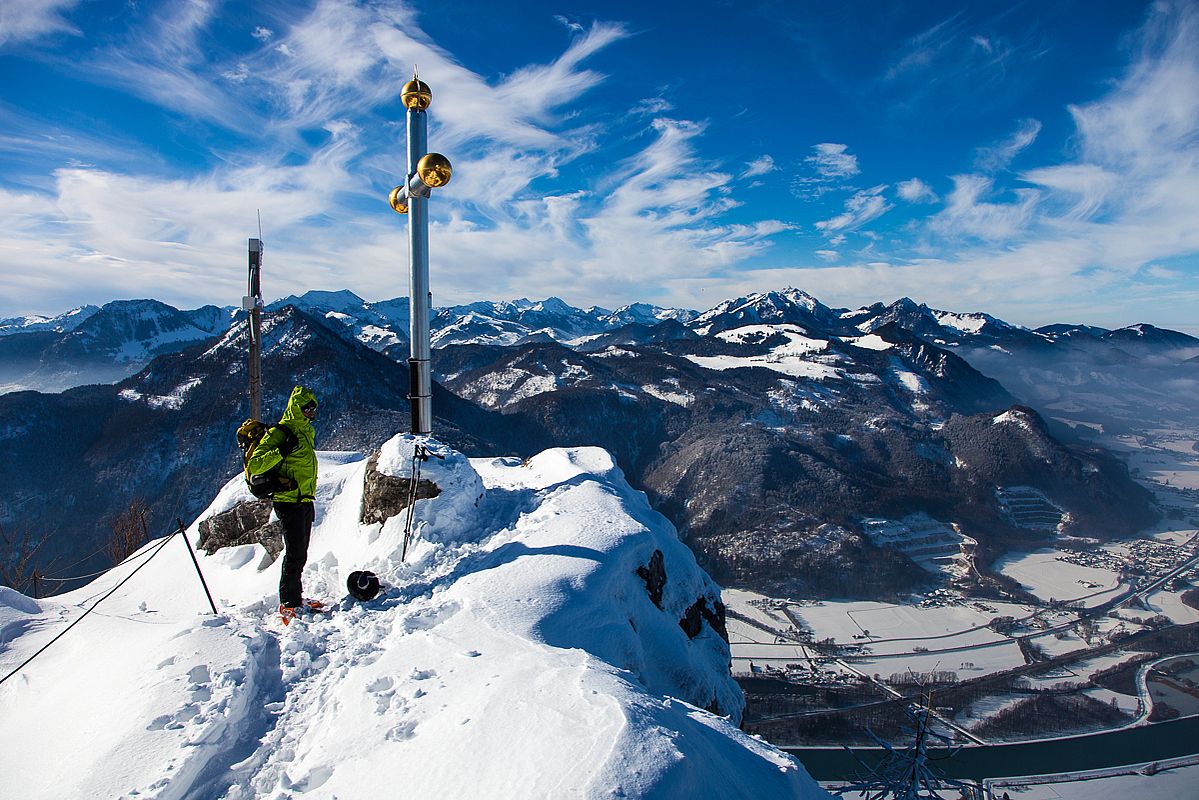 Exponierter Kranzhorn-Gipfel mit zwei Gipfelkreuzen hoch über dem Inn 