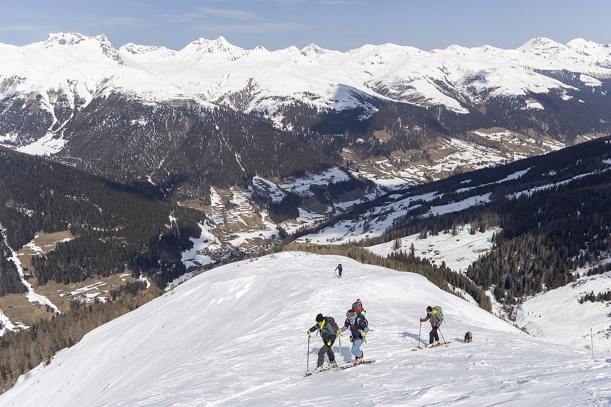 Tiefblick vom Gipfelgrat