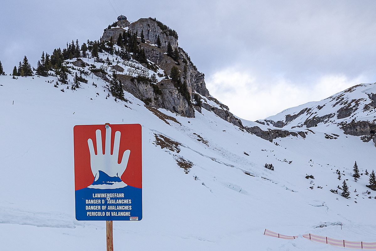 Weiterhin Gleitschneeaktivität - am Sonntag wurde am Rand einer Piste eine Absperrung unterhalb einer Gleitschneetafel eingerichtet