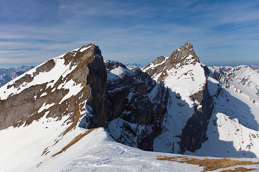 Der steile Zahn des Hochiss (rechts) bei etwas dürftiger Schneelage.