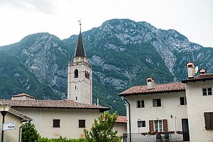 Der Dom von Venzone vor dem Monte San Simeone