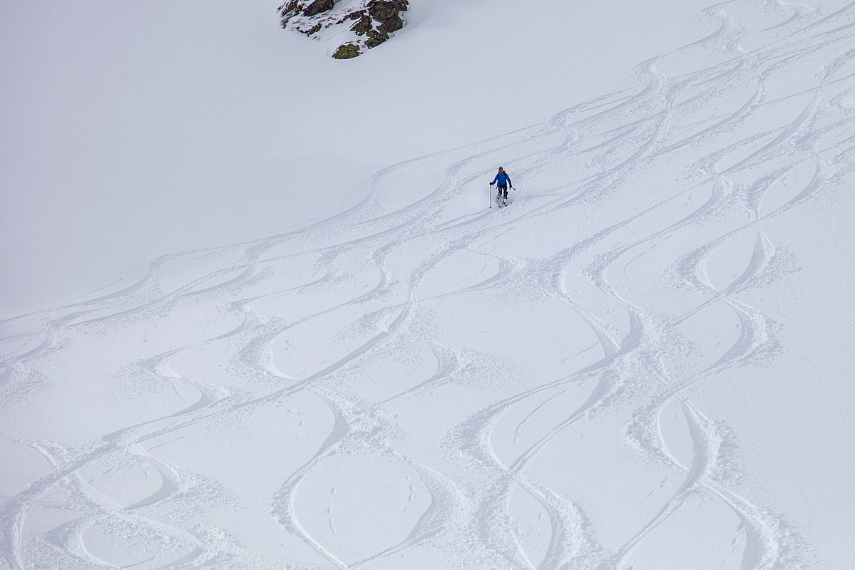 In den ersten Hängen war der Schnee noch pulvrig
