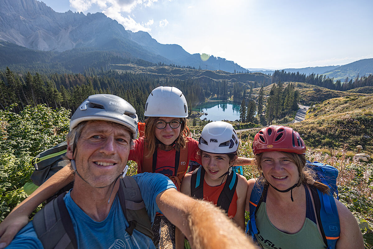 Familienselfie vor dem Karersee