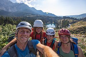 Familienselfie vor dem Karersee