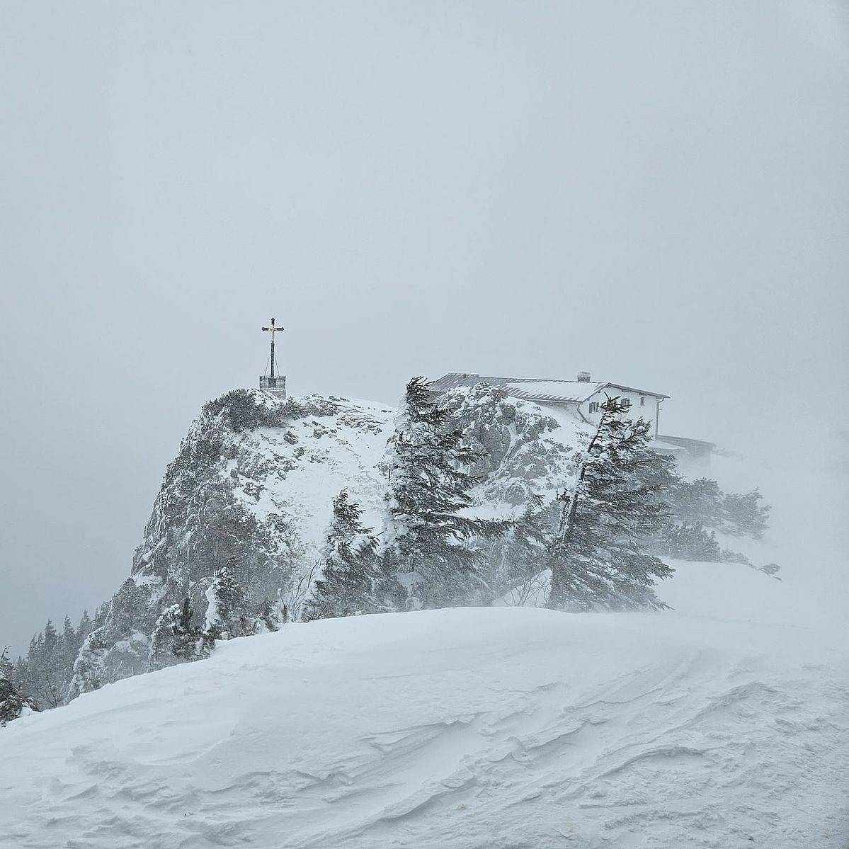 Schneeverfrachtungen am Gipfel