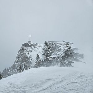 Schneeverfrachtungen am Gipfel