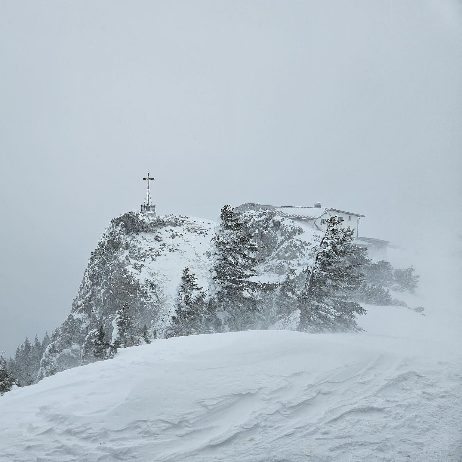 Schneeverfrachtungen am Gipfel