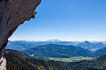 Heli Kotter klettert im Thaler-Dach an der Kampenwand